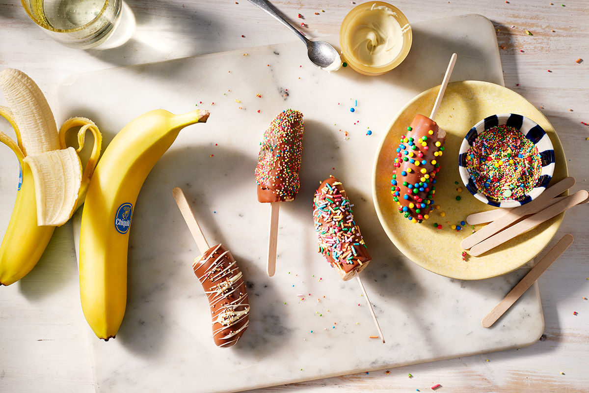 Lecca lecca gelati alla banana ricoperti di cioccolato con codette (colorate)