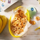 Spuntino leggermente salato con chip di banana cotto in friggitrice ad aria