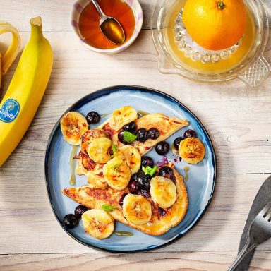 French Toast alla banana con sciroppo d’acero e mirtilli