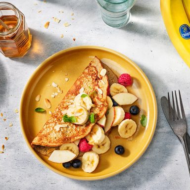 Omelette soffice alla banana, con mela e lamponi