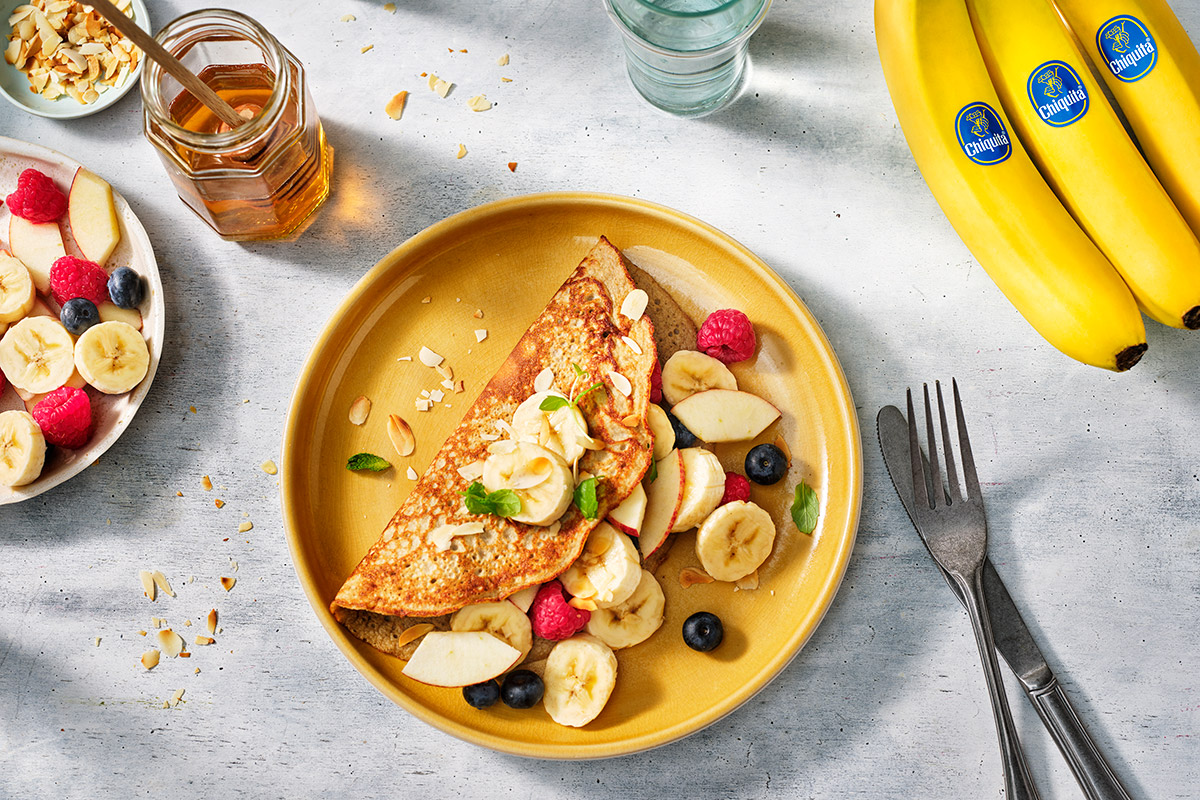 Omelette soffice alla banana, con mela e lamponi