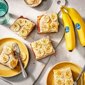 Torta alla banana e arancia con glassa al caffè da portare a cena