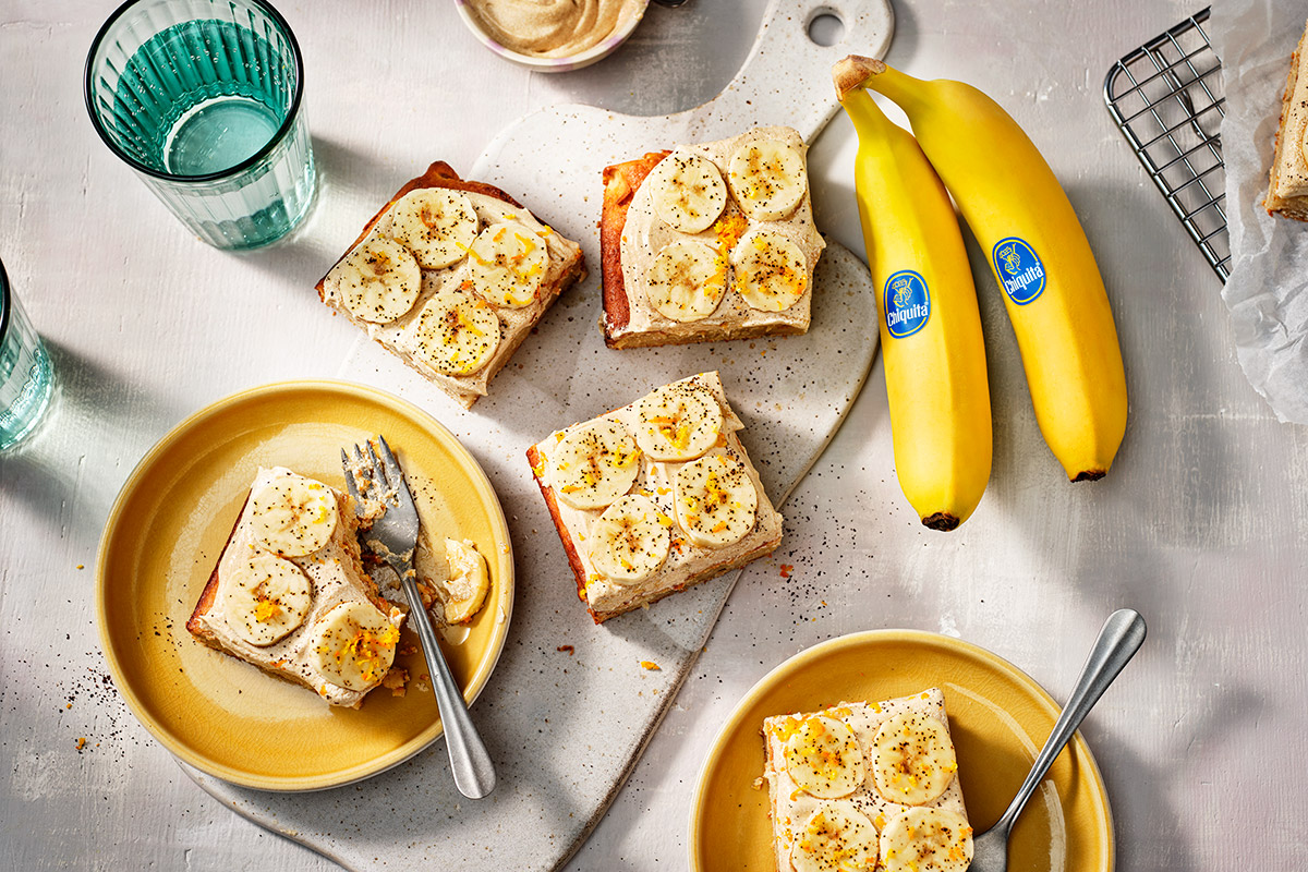 Torta alla banana e arancia con glassa al caffè da portare a cena