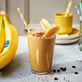 Frullato proteico al caffè con burro di arachidi e banana