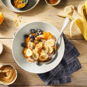 Ciotola di patate dolci e banana Chiquita per la prima colazione