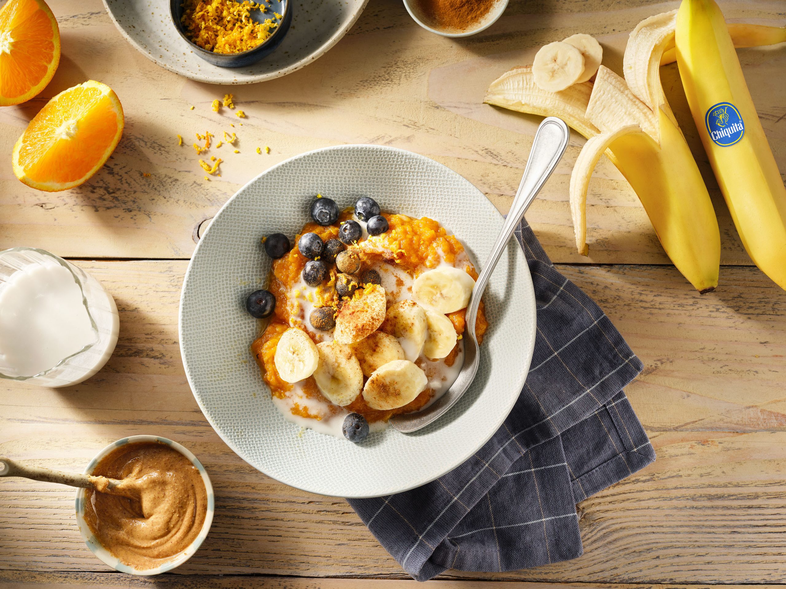 Ciotola di patate dolci e banana Chiquita per la prima colazione