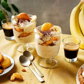 Classico budino di castagne alla banana con biscotti alla vaniglia e mandorle