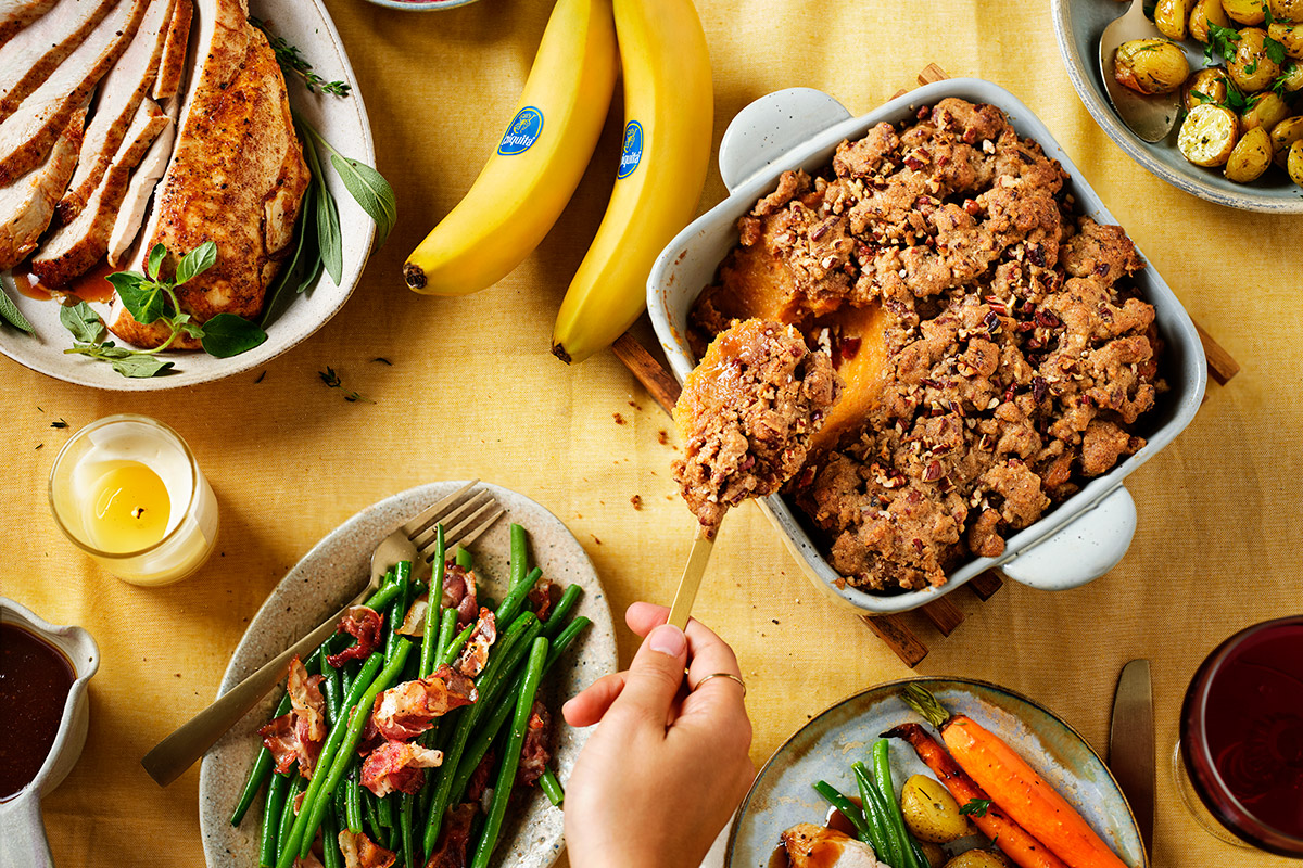 Purea di patate dolci e banane con streusel di noci pecan e cannella