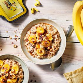 Porridge caldo con banana al forno, granella di cacao e nocciole