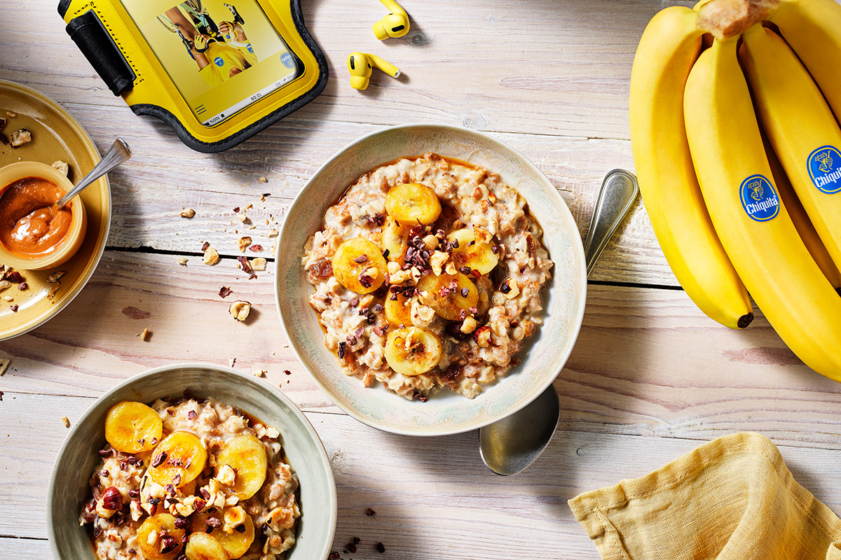 Porridge caldo con banana al forno, granella di cacao e nocciole