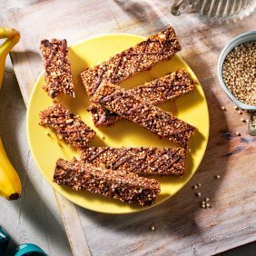 Barrette energetiche con quinoa soffiata, burro di arachidi e banana