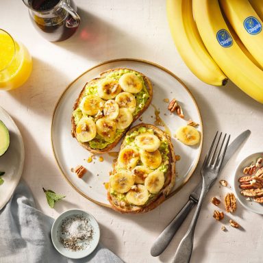 Toast per la prima colazione con avocado e banana Chiquita