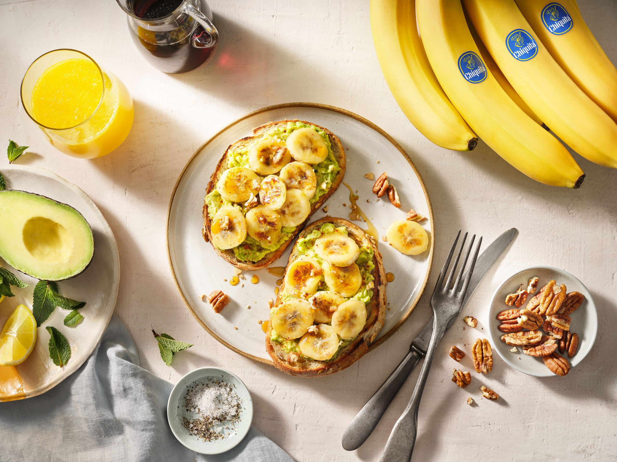 Toast per la prima colazione con avocado e banana Chiquita