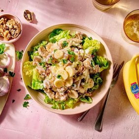 Insalata di pollo alla banana Chiquita e noci