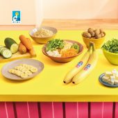 Riso integrale con banana Chiquita, feta, noci e verdure croccanti