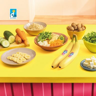 Riso integrale con banana Chiquita, feta, noci e verdure croccanti