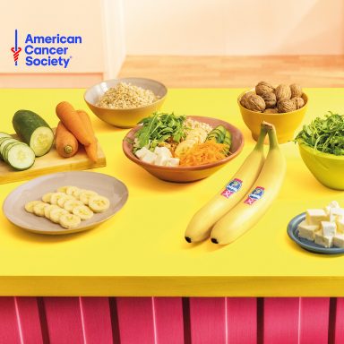 Riso integrale con banana Chiquita, feta, noci e verdure croccanti